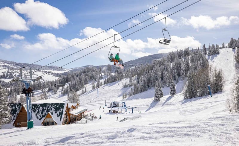 © https://www.skiutah.com/blog/authors/lexi/family-beaver-mountain/